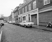 856966 Gezicht in de Braamstraat te Utrecht, met in het midden het pand van D.P. Schat's Luxebrood- en Banketbakkerij ...